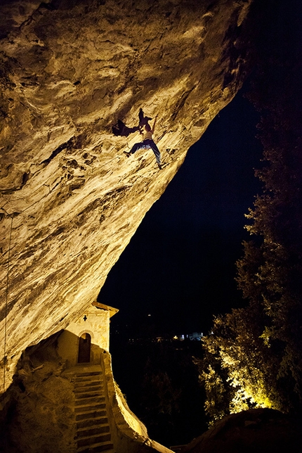 Angela Eiter - Angela Eiter on Zauberfee 8c+, Eremo, Arco, Italy