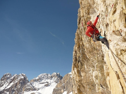 Tom Ballard - Tom Ballard durante l'apertura di Baptism of Fire (535m VIII+)  Catinaccio parete est, insieme a Stefania Pederiva.