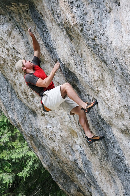 Tom Ballard - Tom Ballard senza corda su Master of Disaster 7b+, Valle di San Nicolò, Dolomiti