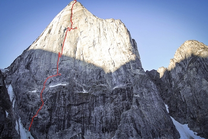 Shark's Tooth, Greenland, Matteo Della Bordella, Silvan Schüpbach, Christian Ledergerber - The route line of The Great Shark Hunt, first climbed by Matteo Della Bordella, Christian Ledergerber and Silvan Schüpbach (900m, 7b+, 16/18/08/2014)