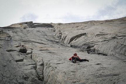 Shark's Tooth, Greenland, Matteo Della Bordella, Silvan Schüpbach, Christian Ledergerber - Matteo Della Bordella running it out to reach the series of cracks.