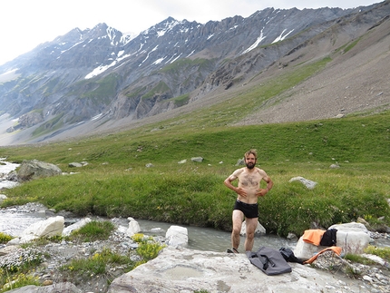 Across the Alps - Ivan Peri - Uno dei tanti bagni nei ruscelli, fiumi e laghi del mio viaggio, qui alla base del Gran Casse nel Parc Nazional de la Vanoise.