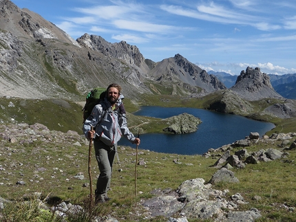 Across the Alps - Ivan Peri - Ivan Peri finalmente al sole, nei pressi del lago superiore di Roburent, tra la Valle Maira e la Valle Stura.