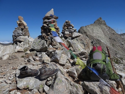 Across the Alps - Ivan Peri - Un pò di riposo e di meditazione sulla cima di Peirabroc, sopra al Passo di Pagarì prima della lunga discesa verso il mare.