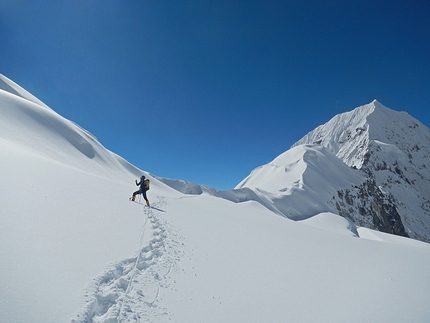 Zemu Exploratory Expedition K2014-150 CAI - Davide Ferro scende il Colle Tilman per  la prima esplorazione assoluta del ghiacciaio sospeso che nasce dall?incontro dello Sperone Zemu e la Parete Sud del Kanchenzonga.