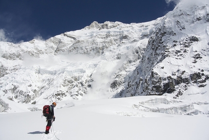 Zemu Exploratory Expedition K2014-150 CAI - Alberto Peruffo in prossimità del primo raggiungimento del futuro Colle Sella, sul punto di attacco dello Sperone Zemu alla Parete Sud del Kanchenzonga, visibile con una valanga sulla sinistra.