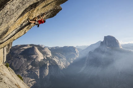 Alex Honnold - Alex Honnold arrampica slegato la via Heaven, Glacier Point, Yosemite, USA