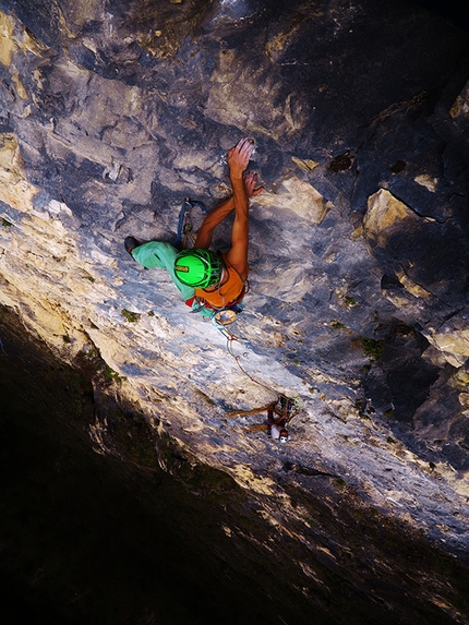 Palu, Valsugana - Peter Moser durante la prima salita di L'ultimo dei selvaggi (200m, 7b max, 7a oblig), parete di Palu, Valsugana.