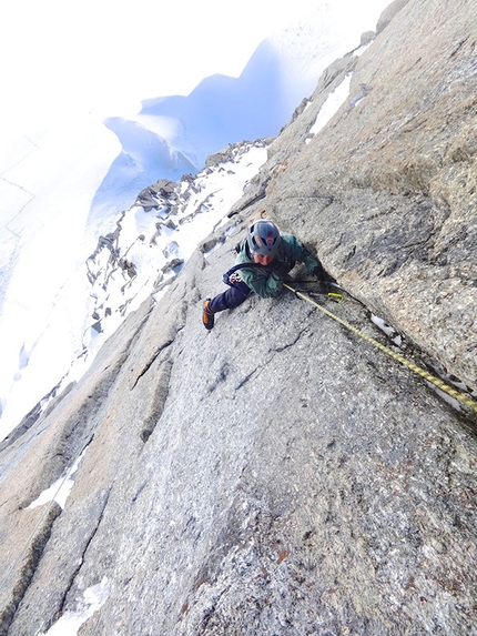 Combe Maudit, Monte Bianco - Secondo tiro di M7 salita in libera di An...ice surprise di Enrico Bonino, Giulia Venturelli, Combe Maudit, Monte Bianco.