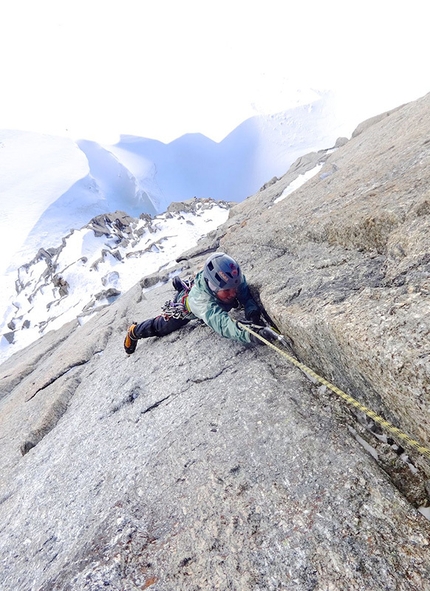 Combe Maudit, Monte Bianco - Giulia Venturelli sul secondo tiro di M7 di An...ice surprise, salita in libera insieme a  Enrico Bonino, Combe Maudit, Monte Bianco.