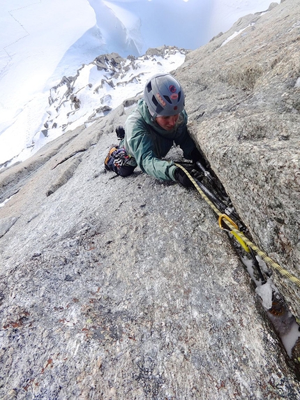 Combe Maudit, Monte Bianco - Secondo tiro di M7 salita in libera di An...ice surprise di Enrico Bonino, Giulia Venturelli, Combe Maudit, Monte Bianco.