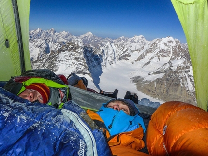 Hagshu, Kishtwar, Himalaya - Ales Cesen e Luka Lindic durante il bivacco a 6320m sulla parete nord di Hagshu.