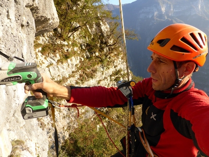 Superavanzi, Pilastro dei Barbari, Valsugana - Beppe Ballico sostituisce il vecchio con il nuovo sulla via Superavanzi, Pilastro dei Barbari, Valsugana