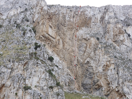 Monte Gallo, Sicilia - Robert Jasper e Jörn Heller durante l'apertura di Last Minute (7c/c+, 200m), Monte Gallo, Sicilia