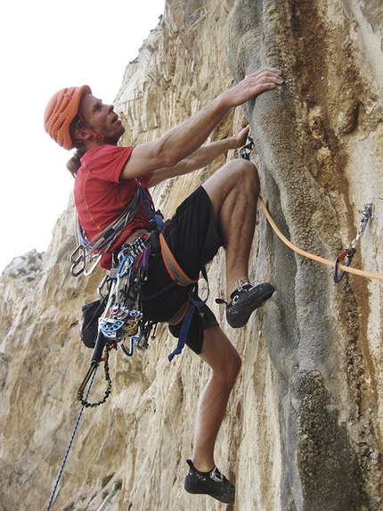 Monte Gallo, Sicilia - Robert Jasper e Jörn Heller durante l'apertura di Last Minute (7c/c+, 200m), Monte Gallo, Sicilia