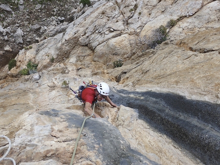 Monte Gallo, Sicilia - Robert Jasper e Jörn Heller durante l'apertura di Last Minute (7c/c+, 200m), Monte Gallo, Sicilia