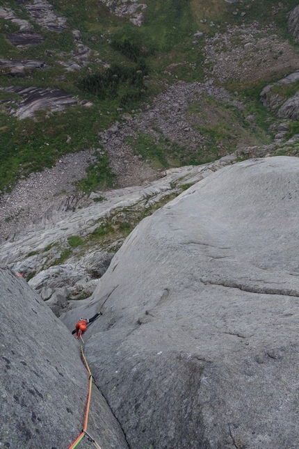 Storpillaren, Vagakallen, Lofoten - Andreas Klarström sul 15° tiro, Stemming level, durante la prima salita di The Corner kick (8a, 900m) effettuata insieme a Adam Pustelnik su Storpillaren, Vågakallen parete nord, isole di Lofoten, Norvegia.