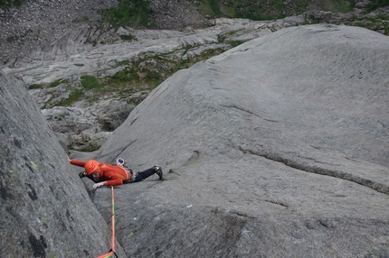 Storpillaren, Vagakallen, Lofoten - Andreas Klarström sul 15° tiro, Stemming level, durante la prima salita di The Corner kick (8a, 900m) effettuata insieme a Adam Pustelnik su Storpillaren, Vågakallen parete nord, isole di Lofoten, Norvegia.