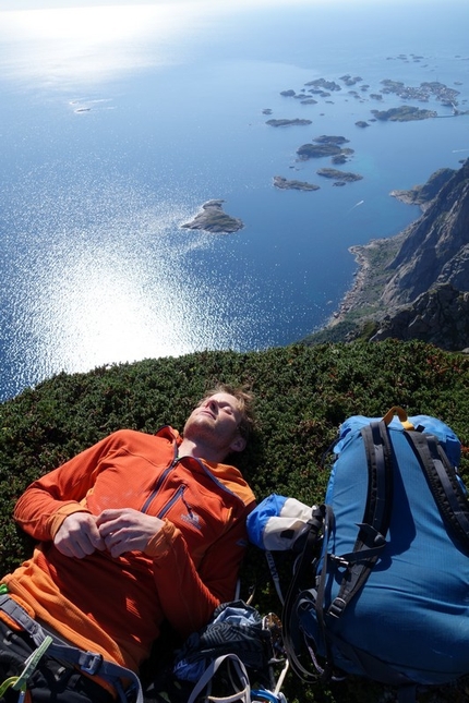 Storpillaren, Vagakallen, Lofoten - Andreas Klarström si riposa in cima dopo la prima salita di The Corner kick (8a, 900m), effettuata insieme a Adam Pustelnik su Storpillaren,  Vågakallen parete nord, isole di Lofoten, Norvegia.