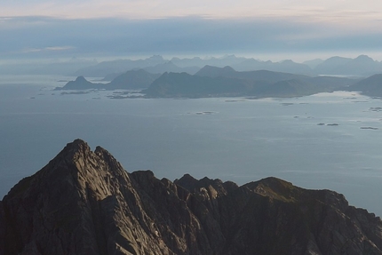 Storpillaren, Vagakallen, Lofoten - La vista dalla cima di The Corner kick (8a, 900m), salita da Adam Pustelnik e Andreas Klarström su Storpillaren,  Vågakallen parete nord, isole di Lofoten, Norvegia.