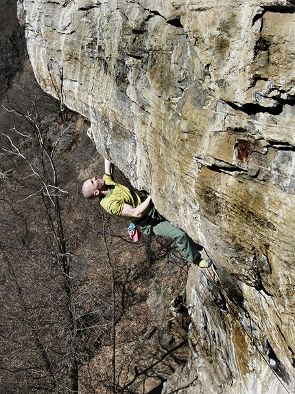 Val Chiavenna - Enrico Baistrocchi making the first ascent of Fizz'e chentu 8b/c, Caprone