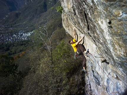 Val Chiavenna - Matteo Deghi climbing Ultimo Spritz 8a, Caprone