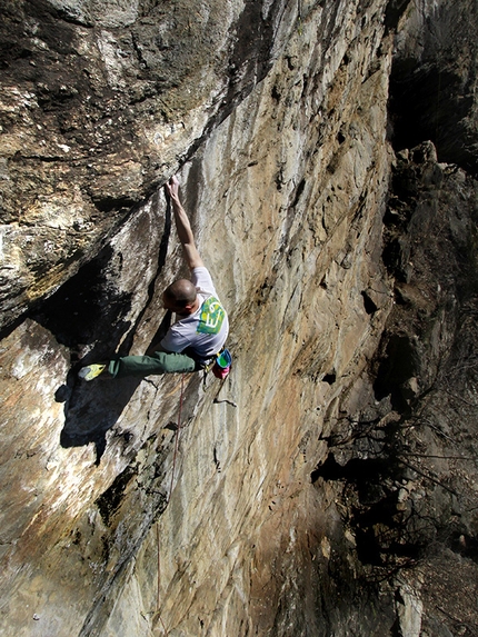 Val Chiavenna - Sole e acciaio 7c al Caprone