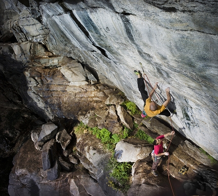 Val Chiavenna, Caprone - Enrico Baistrocchi climbing Più ieri che domani 8b at Cacatorio, Caprone