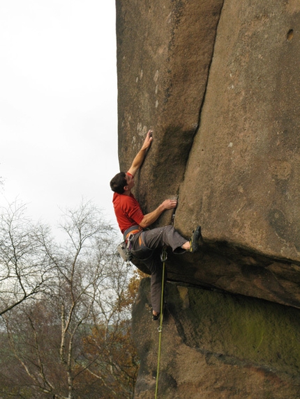 Alex Honnold - Alex Honnold durante la sua salita di Gaia E8 6c, Black Rocks, Inghilterra