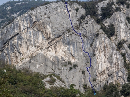 Passo San Giovanni, Nago Torbole Arco - La via del trenino, Passo San Giovanni, Nago Torbole Arco, aperta nell'autunno del 1986 da Giampaolo Calzà Trota, Rino Zanotti e Andrea Zucchelli.