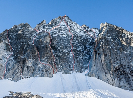 Diretta Solitudine, Monte Nero di Presanella, Jacopo Pellizzari, Francesco Salvaterra - Monte Nero e i tracciati delle vie. Da sinistra a destra: Clean Climb (480m AI4/M4+, D. Lorenzi e G. Ghezzi 2014), Via nuova (Prati e co.?), Wind of Change (450m M6, P. Ghezzi e G. Venturelli 2010 o 2011), Rolling Stones (fino alla cresta AI4+/M6. P. Ghezzi e Prati 2010 o 2011 dopo precedenti tentativi a partire dagli anni 90' da parte di C. Carè e co., fino in vetta 550m AI4+/M6, C. Migliorini e A. Reboldi 2013), Diretta Solitudine (540m M6+ J. Pellizzari e F. Salvaterra 2014 dopo precedenti tentativi), Couloir dell'H (450m AI3 M3+ I. Bazzani, F. De Stefani, C. Santus 1980)