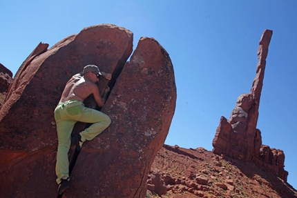 Desert Sandstone Climbing Trip #3 - Indian Creek, Monument Valley, Castle Valley - Bouldering at the foot of the Totem Pole