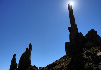 Desert Sandstone Climbing Trip #3 - Indian Creek, Monument Valley, Castle Valley - Totem Pole and the Yi Bi Chei towers