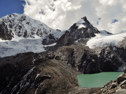 Chugimago (Chukyima Go), Nepal - Domen Kastelic, Sam Hennessey - La vista su Chukyima Go parete ovest, salita da Domen Kastelic e Sam Hennessey, e un piccolo lago
