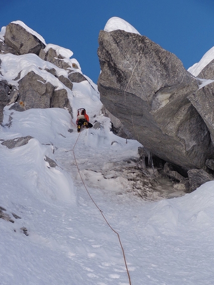 Chugimago (Chukyima Go), Nepal - Domen Kastelic, Sam Hennessey - Domen Kastelic: raggiungendo la sezione di misto