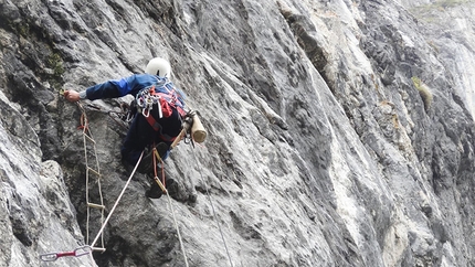 Generazioni a Confronto, Sasso di Fontana Mora, Diego Pezzoli, Angelo Fantini - Generazioni a Confronto: Angelo Fantini climbing the first pitch