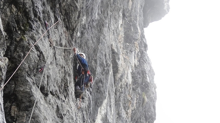 Generazioni a Confronto, Sasso di Fontana Mora, Diego Pezzoli, Angelo Fantini - Generazioni a Confronto: Angelo Fantini climbing the first pitch