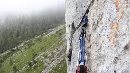 Generazioni a Confronto, Sasso di Fontana Mora, Diego Pezzoli, Angelo Fantini - Generazioni a Confronto: Diego Pezzoli climbing the second pitch