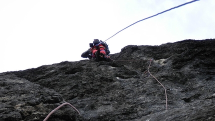 Generazioni a Confronto, Sasso di Fontana Mora, Diego Pezzoli, Angelo Fantini - Generazioni a Confronto: Diego Pezzoli climbing the second pitch