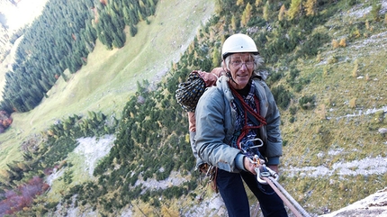 Generazioni a Confronto, Sasso di Fontana Mora, Diego Pezzoli, Angelo Fantini - Angelo Fantini abseiling off Generazioni a Confronto,  Sasso di Fontana Mora