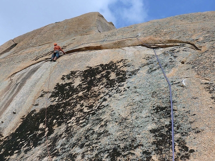 Arrampicata in Sardegna - Maurizio Oviglia durante la prima salita di Malala Day, aperta insieme a Fabio Erriu a Locherie (Onifai) e dedicata a Malala Yousafzai, Nobel 2014