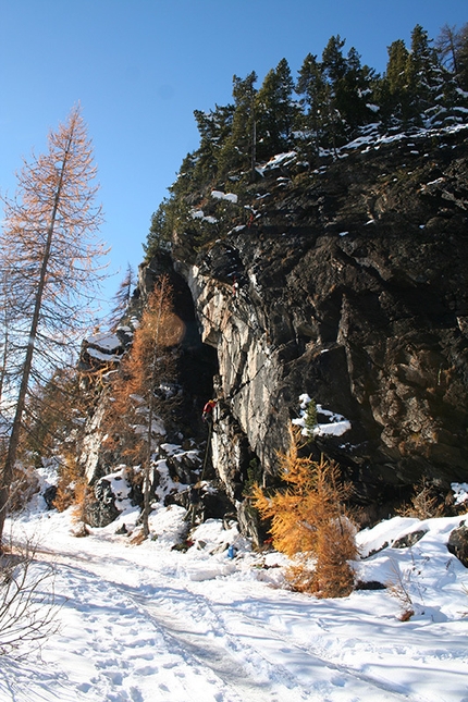 Shampoo Dry, drytooling at Champorcher, Valle d'Aosta, Italy