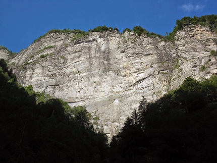 Tobias Wolf, Stephan Isensee - La parete Linescio, Canton Ticino