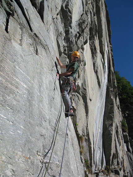 Tobias Wolf, Stephan Isensee - Tobias Wolf and Stephan Isensee climbing Non è un paese per vecchi 7c+ (7b+ obbl), Linescio, Canton Ticino