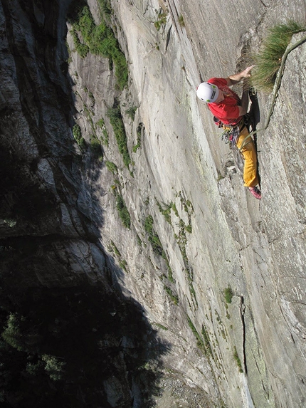 Tobias Wolf, Stephan Isensee - Tobias Wolf and Stephan Isensee climbing Non è un paese per vecchi 7c+ (7b+ obbl), Linescio, Canton Ticino