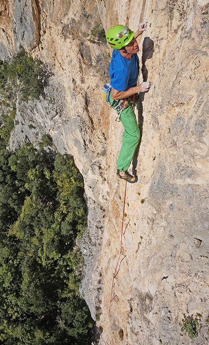 Gola di Frasassi, Rolando Larcher, Luca Giupponi, Nicola Sartori - Decrescita Obbligata: Luca Giupponi, redpointing pitch 2