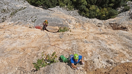 Gola di Frasassi, Rolando Larcher, Luca Giupponi, Nicola Sartori - Decrescita Obbligata: Luca Giupponi climbing pitch 3