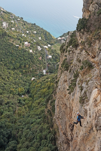 Monte Pertuso, Amalfi coast, Rolando Larcher, Luca Giupponi, Nicola Sartoria - Benvenuti al Sud:  Rolando Larcher climbing pitch 6