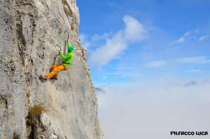 Stortoland, Monte Dolada, Alpago - Andrea Saviane in The Five way brother a Stortoland, la nuova falesia di drytooling al Monte Dolada