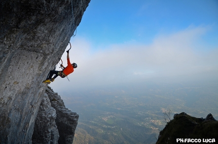 Stortoland, Monte Dolada, Alpago - Andrea D'Agostini in M.D.A. a Stortoland, la nuova falesia di drytooling al Monte Dolada